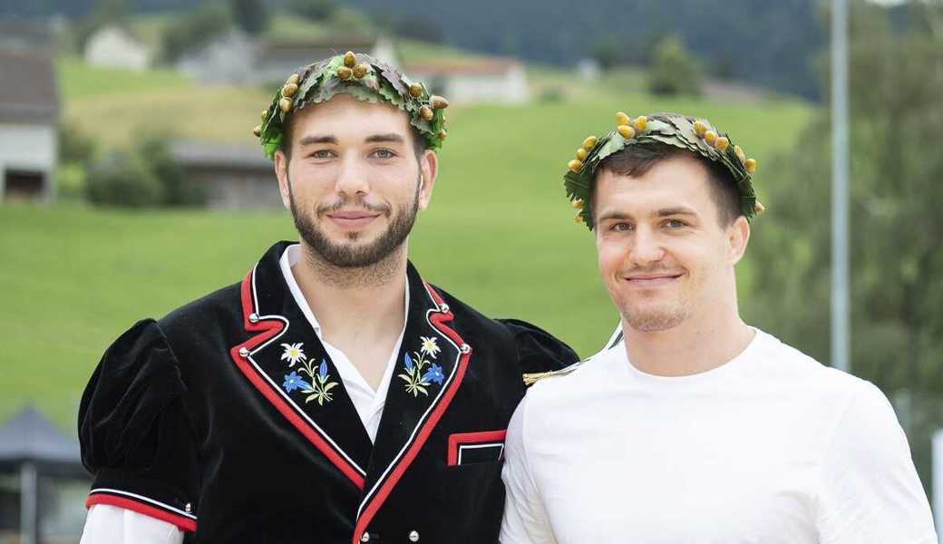 Janosch Kobler (links) und Ramon Betschart holten in Hundwil einen Kranz.