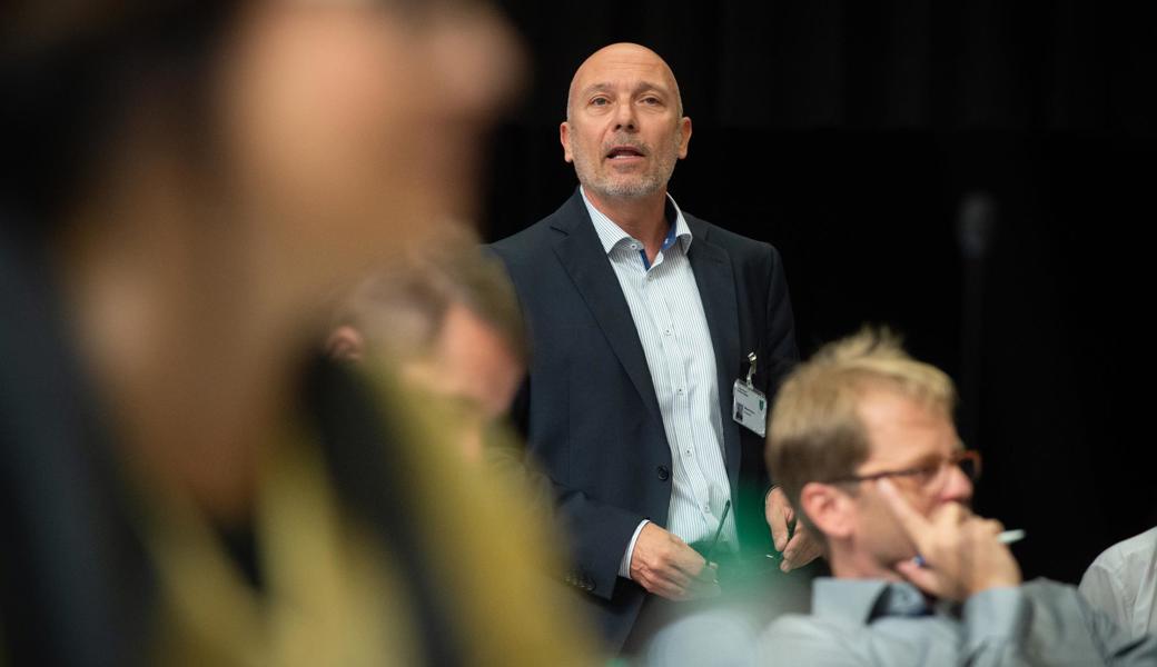 Remo Maurer (hier während der Septembersession 2020, als zwar auch schon mit Abstand, aber noch ohne Maske debattiert wurde):  «Es darf nicht sein, dass haushälterisches Wirtschaften bestraft wird.»