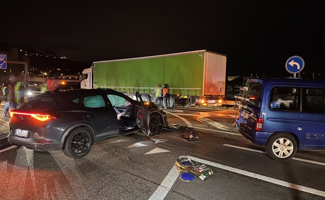Unfall mit drei Fahrzeugen bei der Autobahnausfahrt: 46-jährige Frau verletzt