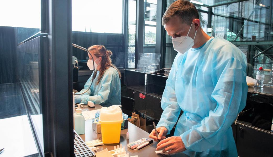 Bei grösseren Veranstaltungen können mobile Teams Schnelltests vor Ort durchführen. 
