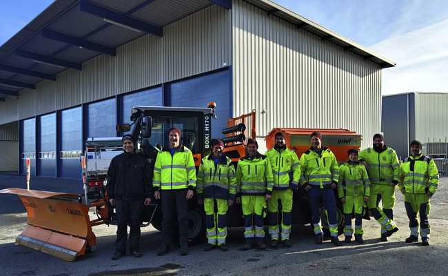 Neues Kommunalfahrzeug kann Schnee räumen sowie Salzen und Abfall entsorgen