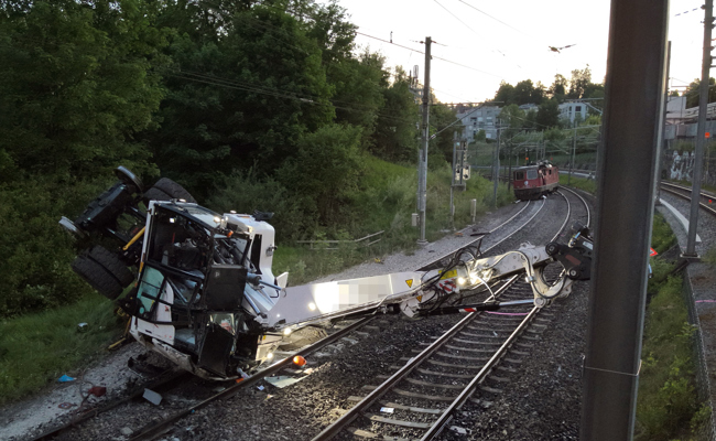 Kollision zwischen Lokomotive und Schienenbagger im Osten von St.Gallen fordert Schwerverletzte