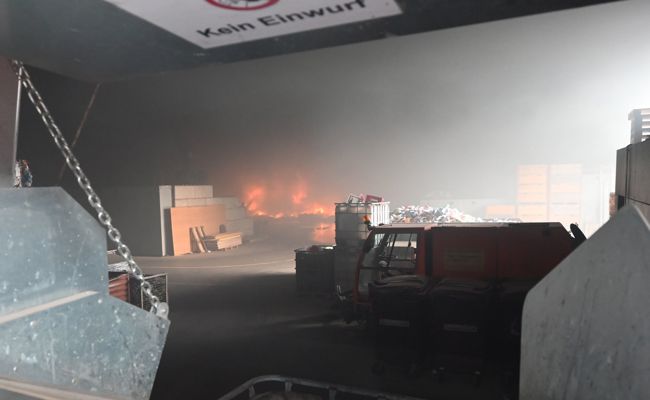 Im Entsorgungspark von Thür Transporte brach ein Brand aus - Feuerwehr schickte Grossaufgebot