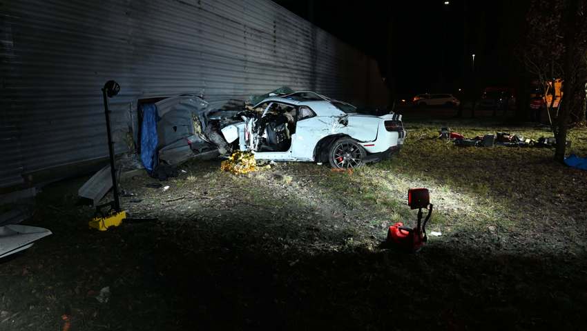 Das Auto knallte frontal in die Lärmschutzwand.