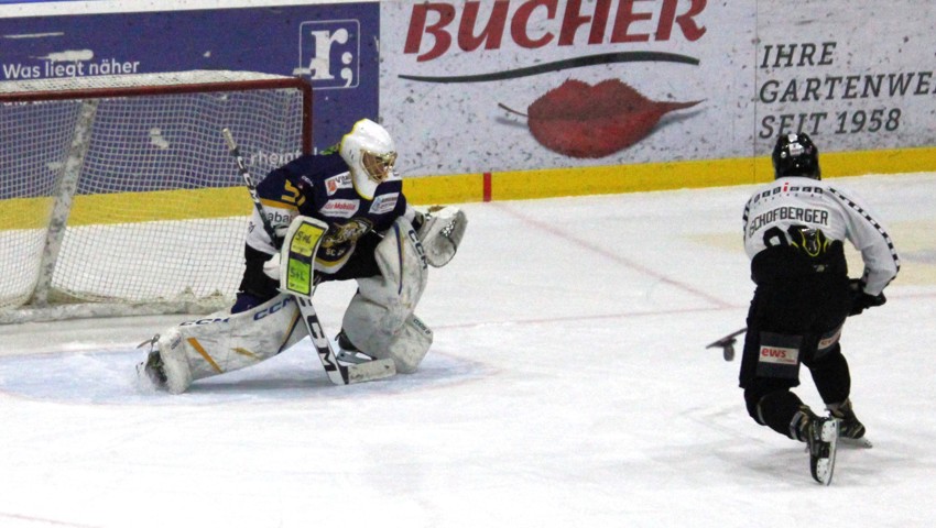 Im entscheidenden Moment blieb SCR-Goalie Ramon Metzler Sieger gegen Cyrill Bischofberger, der das Spiel zuvor mitgeprägt hatte. Im entscheidenden Moment blieb SCR-Goalie Ramon Metzler Sieger gegen Cyrill Bischofberger, der das Spiel zuvor mitgeprägt hatte.