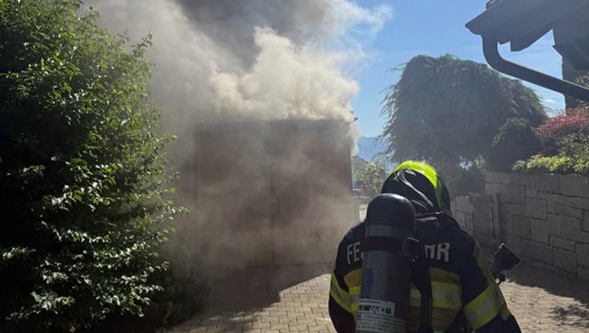 Viel Rauch beim Brand eines Geräteschuppens im Quartier Grusegg