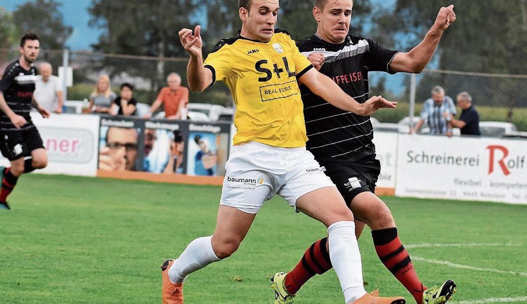 Rüthi mit Mittelfeldspieler Sven Städler (rechts) erreichte am 55. Pokalturnier des FC Rebstein überraschend den Halbfinal gegen Rorschach-Goldach.
