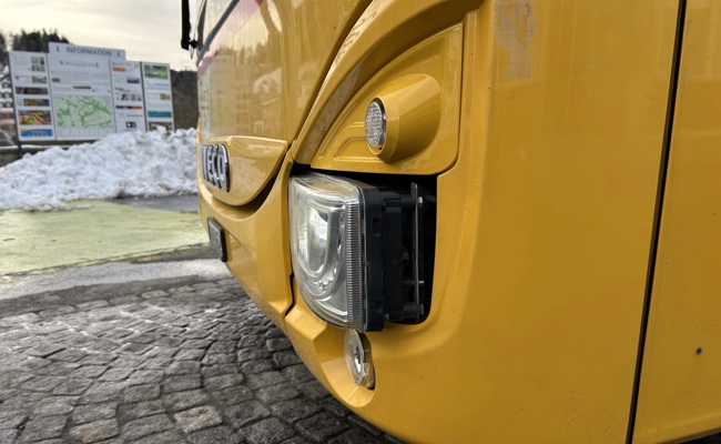 Auto streift Postauto: Es sind einige tausend Franken Sachschaden entstanden