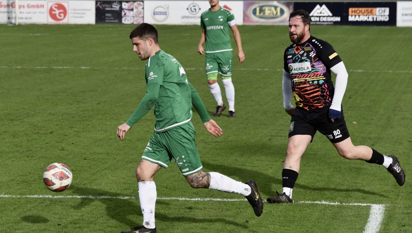 Der FC Rebstein (in Grün) schlug St. Margrethen im letzten Hinrundenspiel 4:0 und holte im elften Spiel den achten Sieg. Der FC Rebstein (in Grün) schlug St. Margrethen im letzten Hinrundenspiel 4:0 und holte im elften Spiel den achten Sieg.