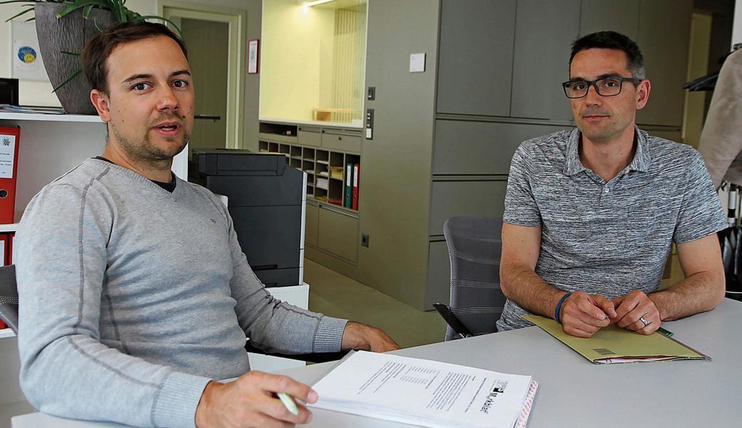 Roman Zimmermann (l.) und Markus Hautle investieren viel Zeit in die Bewältigung der Flüchtlingswelle.