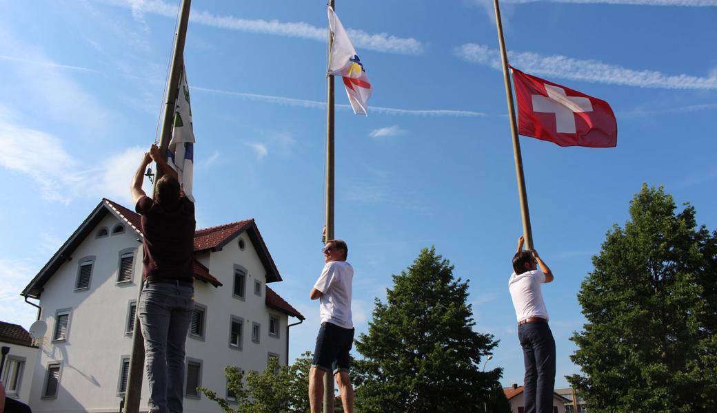 In der Mitte ragt die neue Wiesenaufahne in die Höhe. 