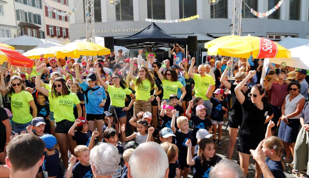Schwungvolle Tanzeinlage: Der Flashmob mit den Jugikindern. 