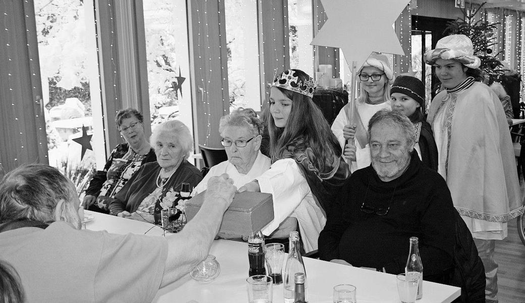 Bewohner und Gäste freuten sich über den Sternsinger-Besuch. Bild: pd