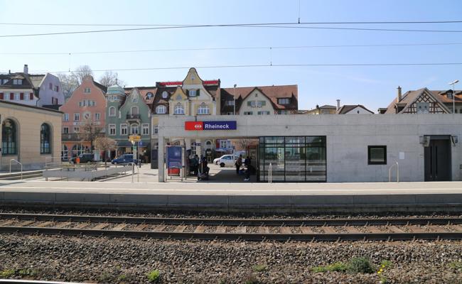 Kein Wartesaal am Bahnhof