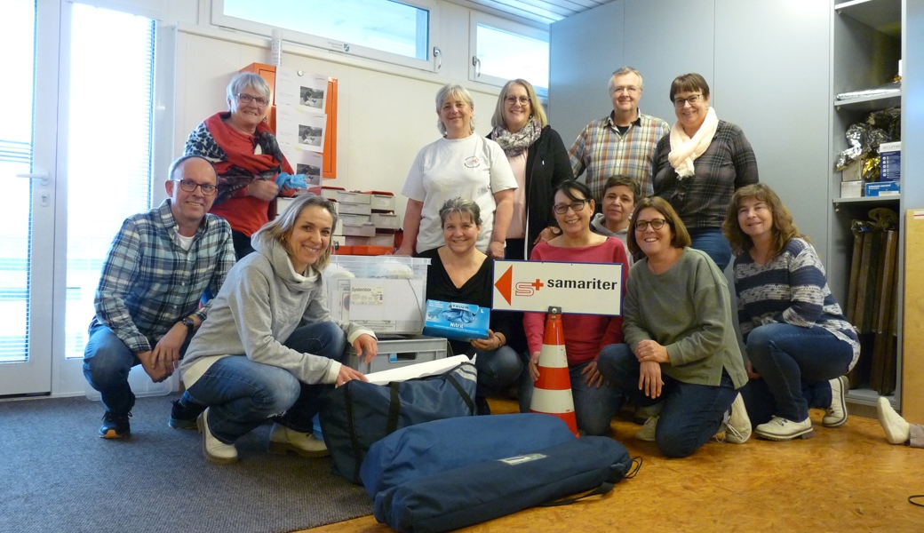 Die Samariterinnen und Samariter mit einem Teil des umfassenden Materials für den Sanitätsdienst. 
