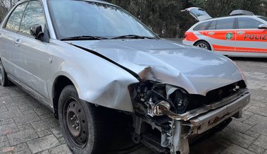 Mit diesem verbeulten Auto wagte sich ein Mann auf die Strasse