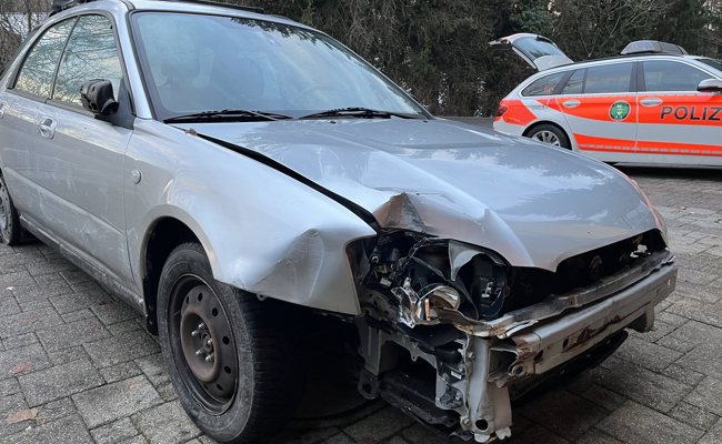 Mit diesem verbeulten Auto wagte sich ein Mann auf die Strasse
