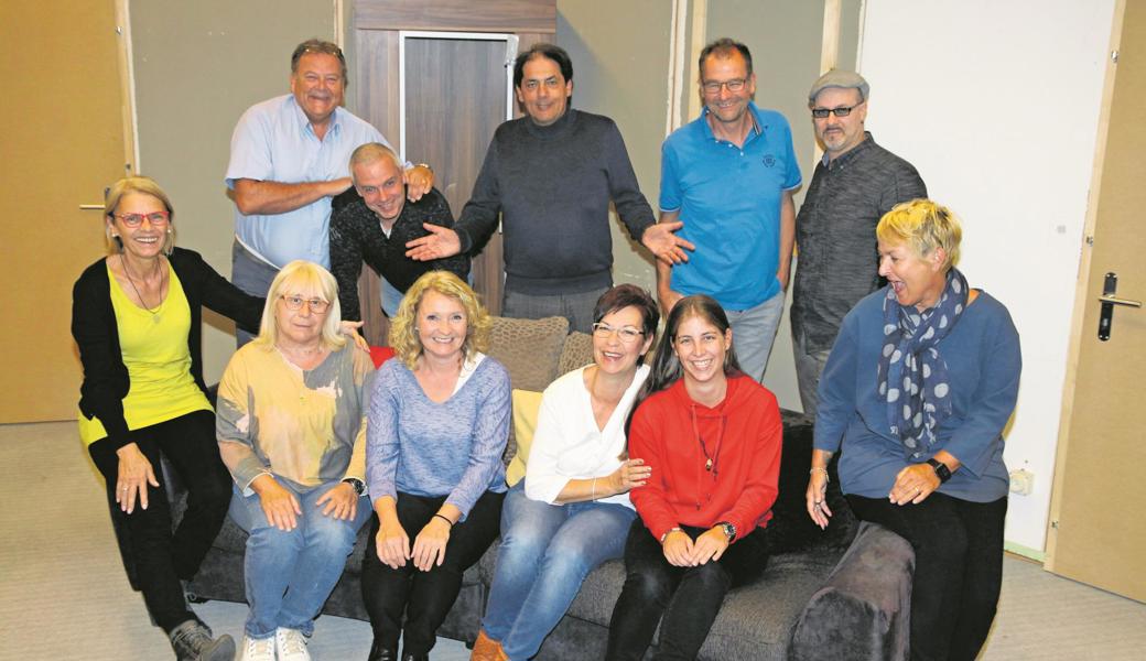 Die Theatercrew  hat bei den Proben sehr viel Spass (von links hinten) Bruno Zahnd, Roger Frischknecht, Andreas Neusser (Regie), Daniel Jossi, Gianni Ceraola; (vorne, v. l.) Silvia Graf, Susi Miara, Anita Durot, Ursi Wildhaber, Nicole Köppel, Susan Gerhäuser. 