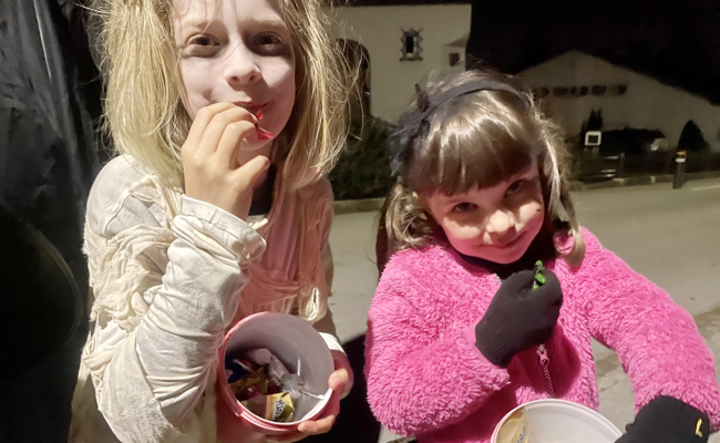 Halloween im Rheintal: Schaurige Gestalten zogen umher