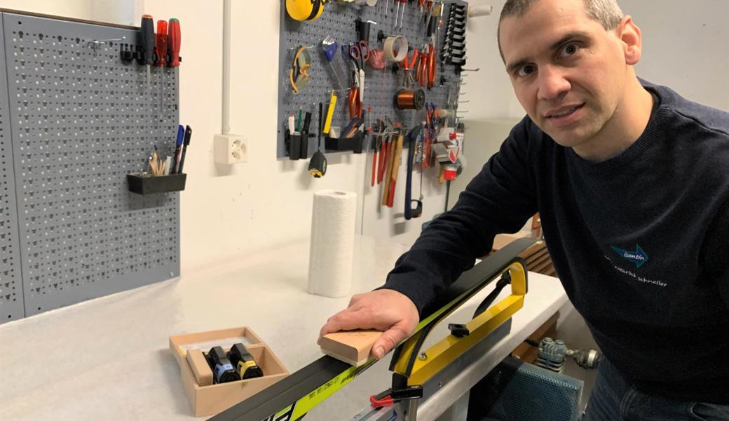 Im Wachsraum in seiner Garage in Altstätten behandelt Marcel Bützer seine Ski nur mit dem eigenen Gleitmittel.