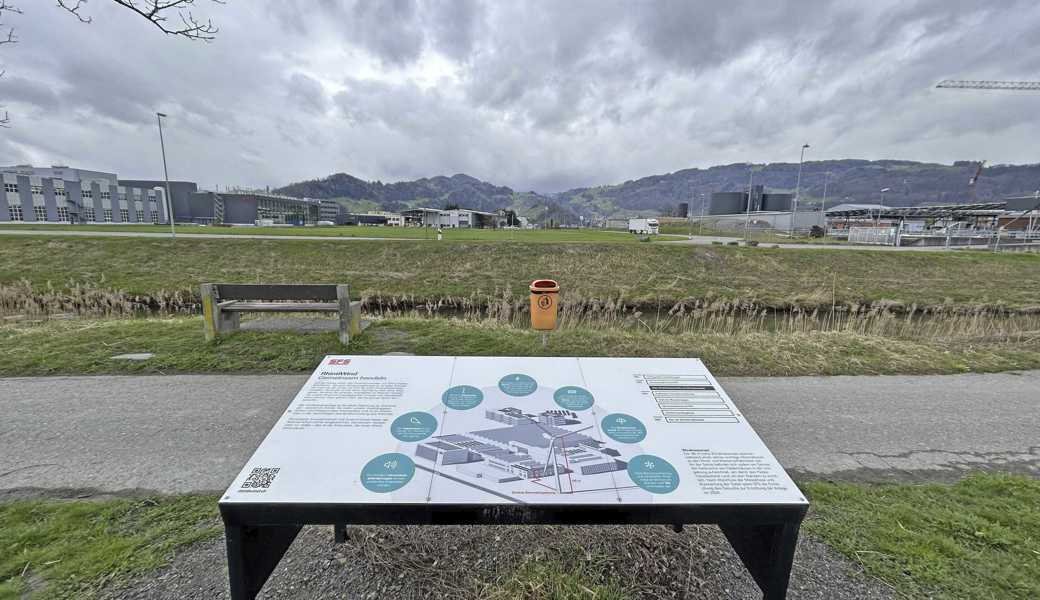 Am Rheintaler Binnenkanal hat SFS eine Infotafel zum Projekt RhintelWind aufgestellt. Das Windrad soll am linken Rand der Wiese zwischen dem Standort Heerbrugg (links) und dem  Abwasserwerk Rosenbergsau (rechts) gebaut werden.