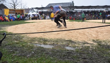 Sauwetter hält Schwingfans nicht auf, und auch Favorit Samuel Giger lässt sich vom Regen nicht beirren Sauwetter hält Schwingfans nicht auf, und auch Favorit Samuel Giger lässt sich vom Regen nicht beirren