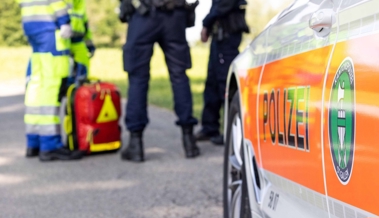 Christbaum in Flammen: Verletzte und hoher Schaden durch Kerzenfeuer