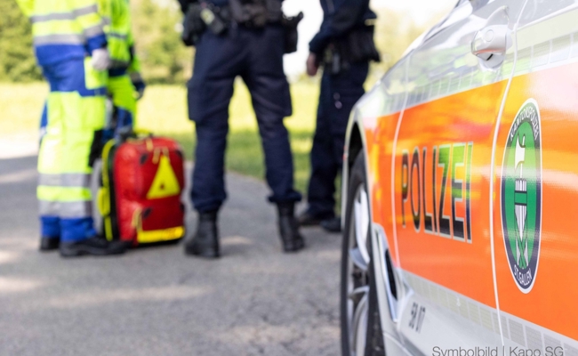 Christbaum in Flammen: Verletzte und hoher Schaden durch Kerzenfeuer