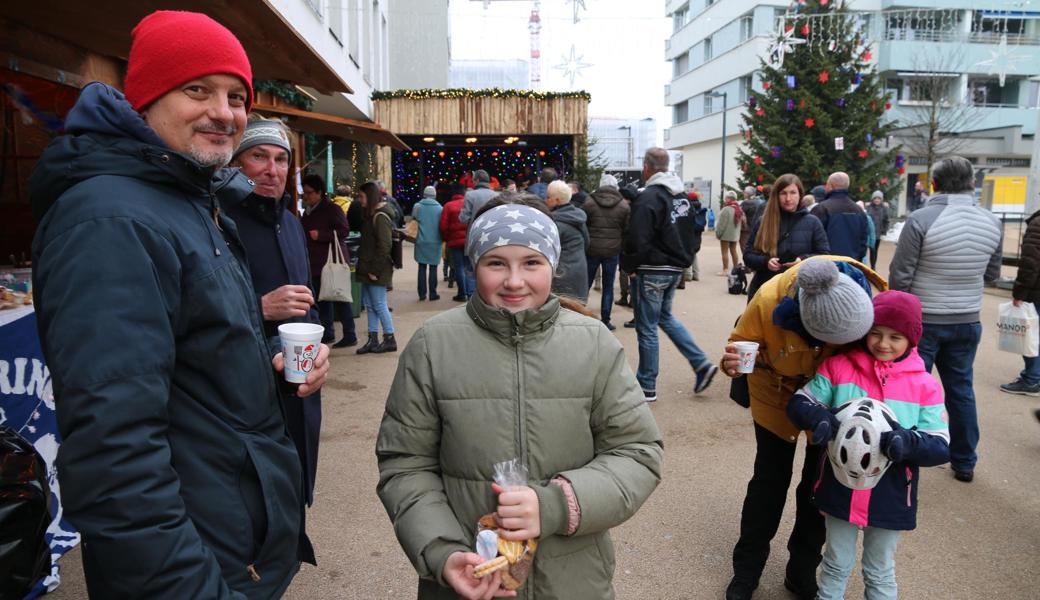 Die Atmosphäre, Weihnachtsspezialitäten und das Angebot der Läden lockten viele Familien zum «Advent Am Markt». Seit Ende November wurde an Wochenenden ein vorweihnachtliches Programm mit Musik, Vereinen und Organisationen aus dem Rheintal geboten. Am Sonntag, 19. Dezember, war Abschluss des Programms.