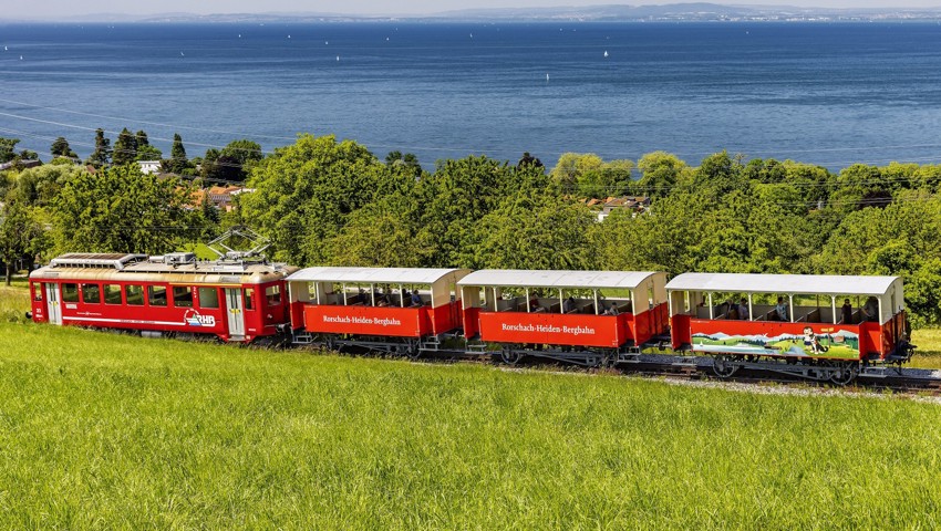 Die Rorschach-Heiden-Bergbahn mit den offenen Wagen ist im Sommer eine beliebte Ausflugsattraktion. Die Rorschach-Heiden-Bergbahn mit den offenen Wagen ist im Sommer eine beliebte Ausflugsattraktion.