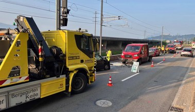Frau bei Kollision mit Lieferwagen unbestimmt verletzt – Feuerwehr muss sie aus Auto befreien
