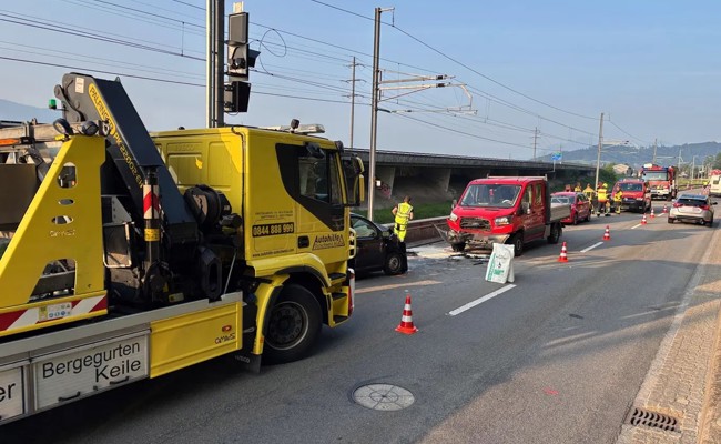 Frau bei Kollision mit Lieferwagen unbestimmt verletzt – Feuerwehr muss sie aus Auto befreien