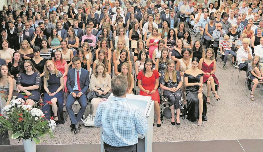 Der Platz im Foyer reichte kaum aus, um die Schülerinnen und Schüler der sieben Maturaklassen sowie ihre Angehörigen aufzunehmen.