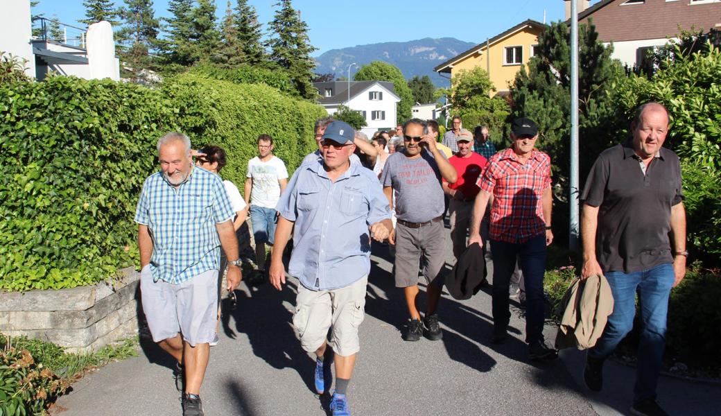 In zwei Gruppen besichtigte man Gärten in Rebstein.