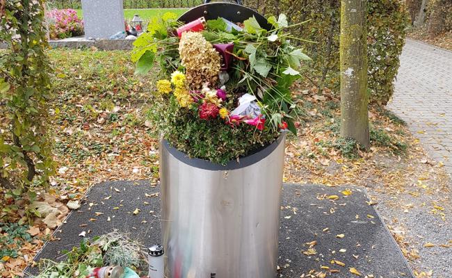 Abfall quillt aus vollgestopften Kübeln