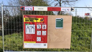 Vandalen reissen BAG-Plakate ab