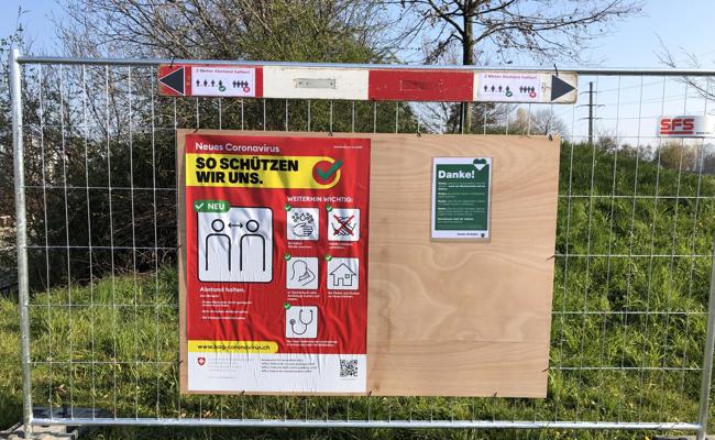 Vandalen reissen BAG-Plakate ab