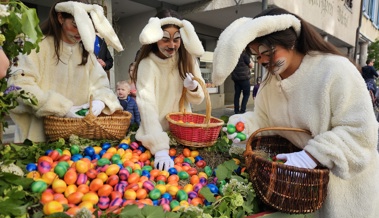 Osterhasen besuchen das Städtli und verteilen 1600 Eier