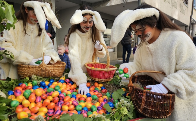 Osterhasen besuchen das Städtli und verteilen 1600 Eier