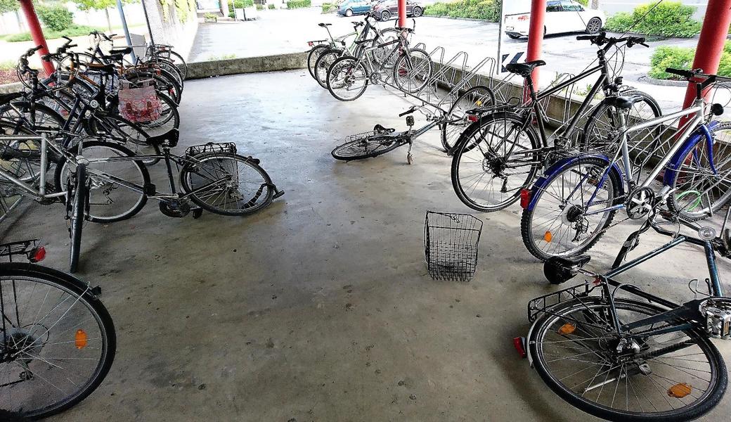 Mutwillige Zerstörung: So wie auf diesem Bild ergeht es vielen Bahnhof-Velos in Heerbrugg.