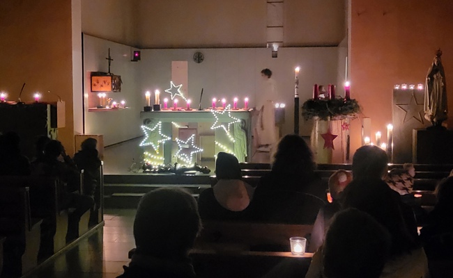 Stimmungsvolle Rorate Messe