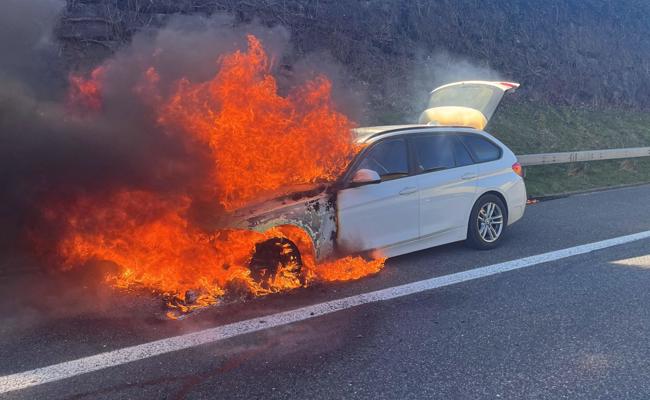 Weisser Kombi in Vollbrand auf der Autobahn A13 - Fahrer brachte sich in Sicherheit