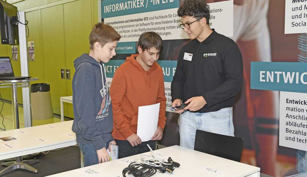 An Bildungsmessen wie dem Berufs- und Ausbildungsevent Rheintal lernen Jugendliche mehrere Berufe kennen.