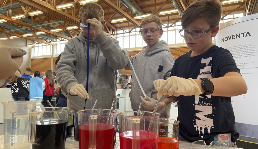 Konzentriert bei der Arbeit: Diese Jugendliche versuchen sich als Chemie- und Textillaboranten.