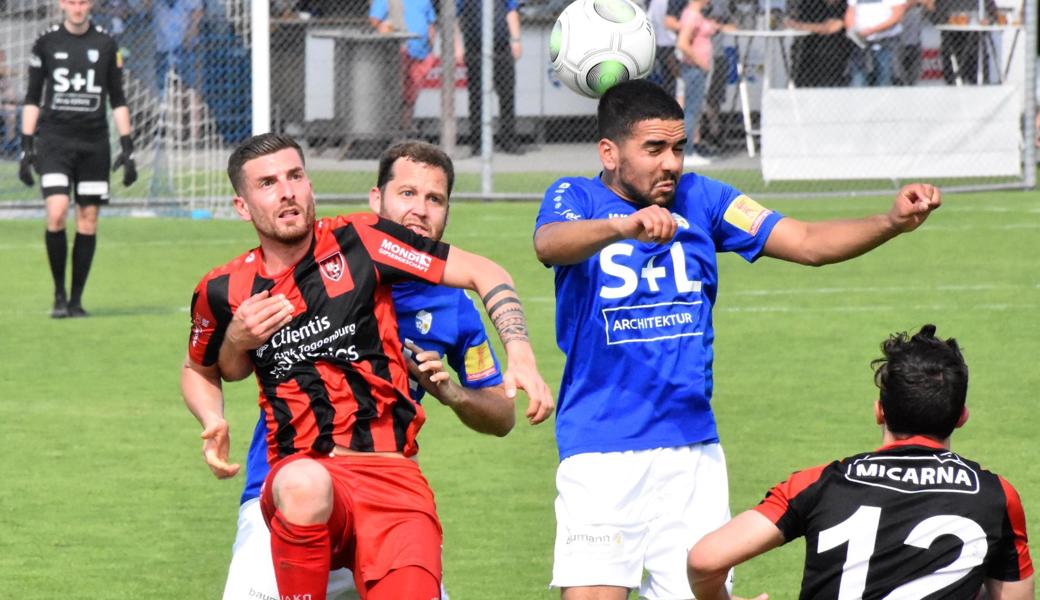 Daniel De Almeida und Valentin Aggeler (v. l.) wehren sich gegen Giovanni Pentrelli, den Torschützen zum 1:0.