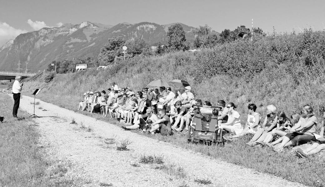 Etwa 50 Personen versammelten sich am 1. Juli am Rheinufer in Oberriet, um bei strahlendem Wetter einen Gottesdienst zu feiern. Pfarrer Martin Böhringer von der Evangelischen Kirchgemeinde Eichberg-Oberriet hielt den Gottesdienst. 