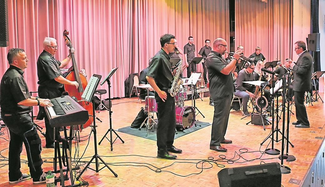 Das Markenzeichen der Big Band: Virtuose Solisten (auf dem Bild Rafael Frei, Alto-Sax, und Martin Kobelt, Trompete) und ein grossartiger Gesamtklang unter der Leitung von Mario Haltinner.