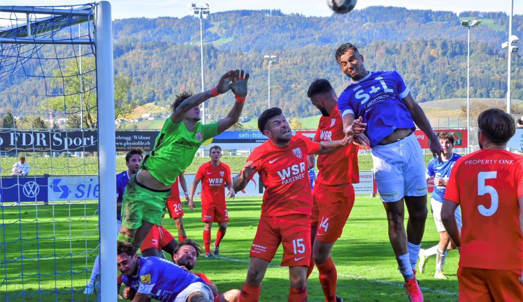 Kopfballversuch von Widnaus Verteidiger Atila Prado kurz vor dem Anschlusstor. Kopfballversuch von Widnaus Verteidiger Atila Prado kurz vor dem Anschlusstor.