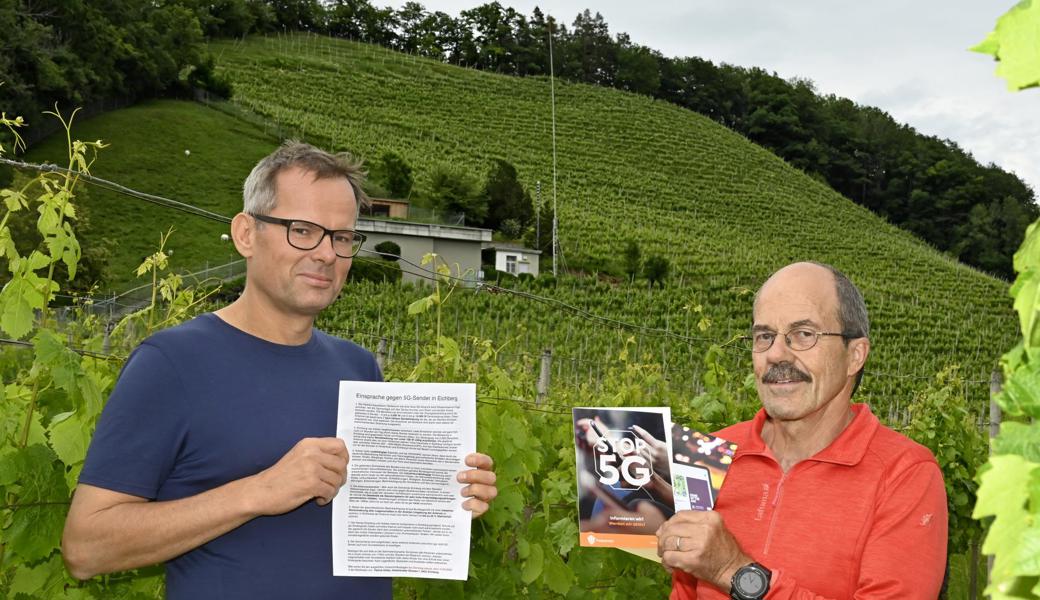 Patrick Kötter (links) und Ernst Schlegel machen gegen die beim Reservoir Kapf visierte Mobilfunkantenne mobil. Obwohl der Standort in den Reben und nicht im Wohngebiet liege, würde die Bevölkerung unverantwortlich bestrahlt, sagen sie.
