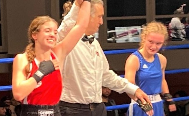 Die junge Widnauer Boxerin Angela De Felice feiert prestigeträchtigen Sieg